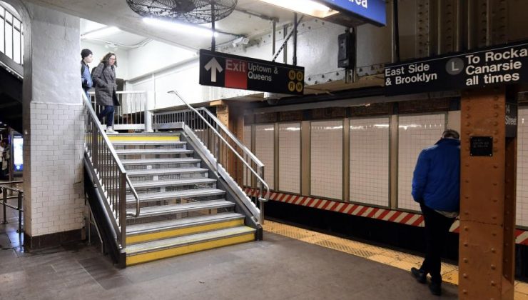 New York metrosunda çanta kontrolleri yeniden başlıyor