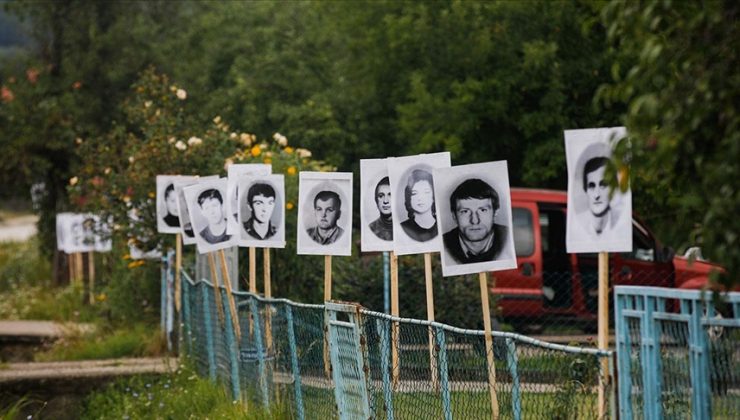 Srebrenitsa’da Sırp askerlerinin fotoğraflarıyla Müslümanlara provokasyon!