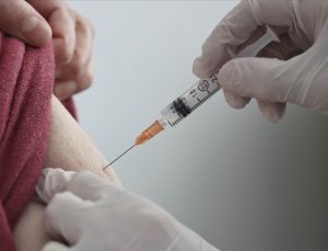 Aşı skandalı: 39 öğrenciyi tek şırıngayla aşıladı!