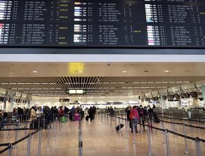 Avrupa’daki havalimanlarında kriz sürüyor