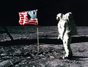 Buzz Aldrin’in Ay’da giydiği ceket 2,8 milyon dolara satıldı