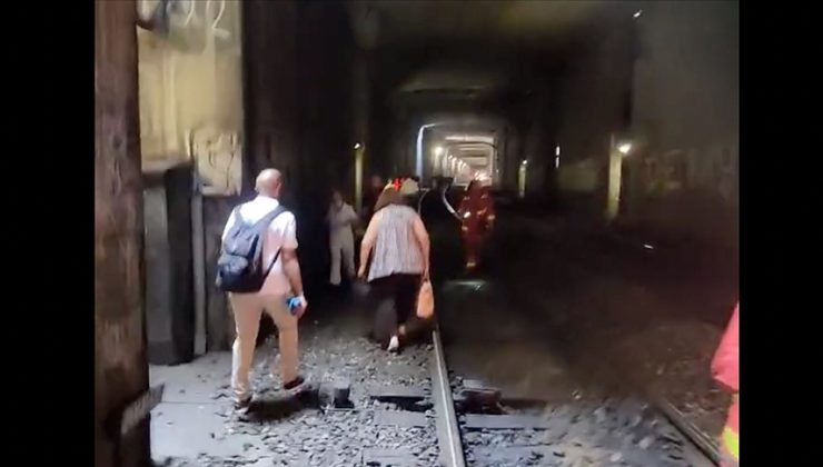 Fransa’da tren seferleri aksadı, yolcular tünellerde mahsur kaldı