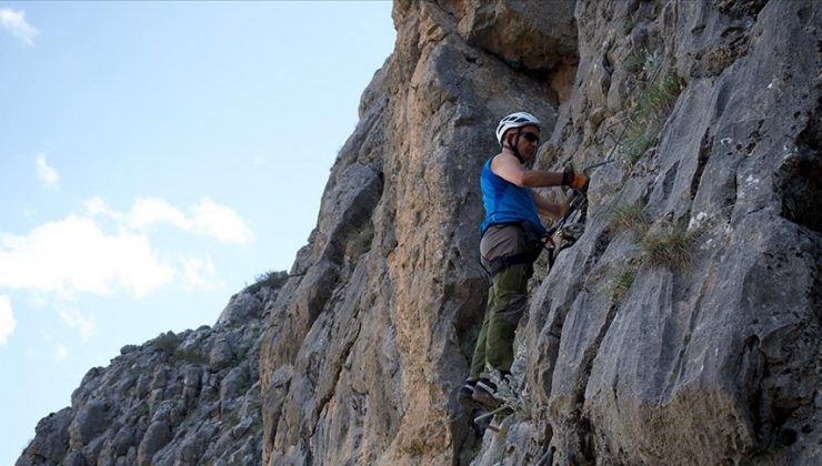 Görme engelli Türk dağcı Turhan, Via Ferrata’ya tırmandı