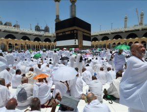 Yüz binlerce hacı adayı cuma namazını Mescid-i Haram’da kıldı