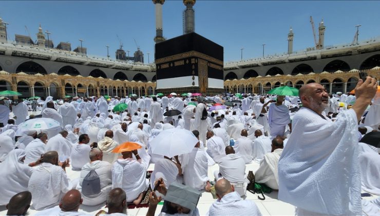 Yüz binlerce hacı adayı cuma namazını Mescid-i Haram’da kıldı