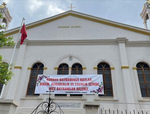 Hristiyanlar, kiliseye astıkları pankartla Kurban Bayramı’nı kutladı