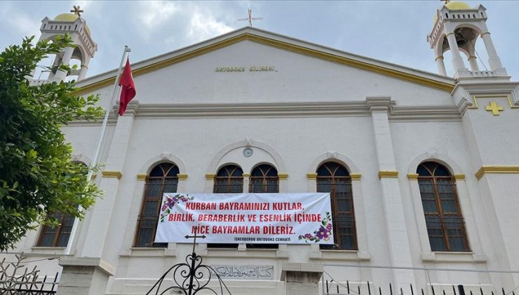 Hristiyanlar, kiliseye astıkları pankartla Kurban Bayramı’nı kutladı