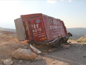 Mersin’de nakliye kamyonu devrildi, 4 kişi öldü