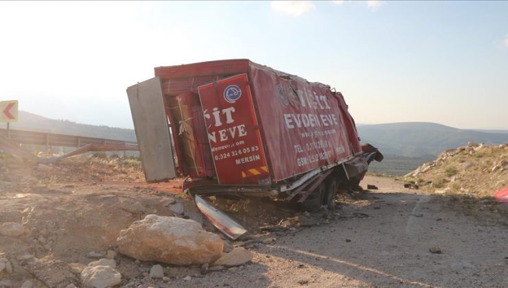 Mersin’de nakliye kamyonu devrildi, 4 kişi öldü