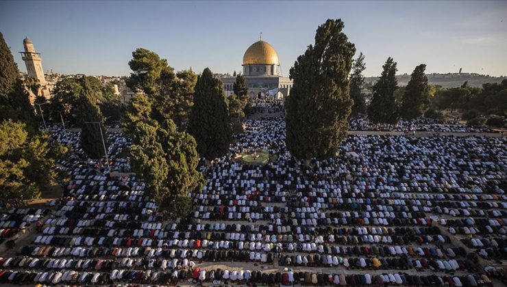 Mescid-i Aksa’da 150 bin kişiyle bayram namazı