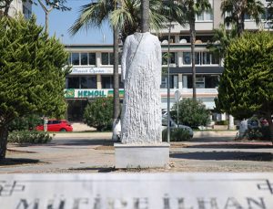 Mersin’de kadın belediye başkanı heykeline saldırı