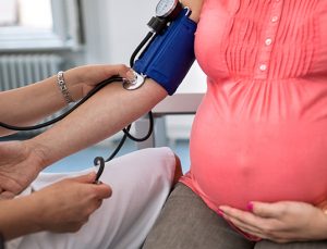Hamile kadınların obezitesi riskleri artırıyor