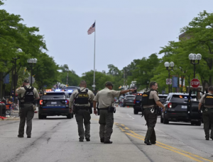 Highland Park’ta 4 Temmuz geçit törenindeki silahlı saldırıda 6 kişi öldü, 16 kişi hastaneye kaldırıldı