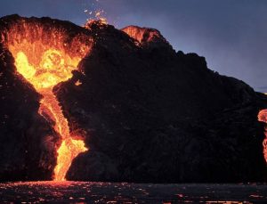 Japonya’da yanardağ patladı