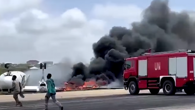 Somali’de zorunlu iniş yapan uçak alevler içinde kaldı