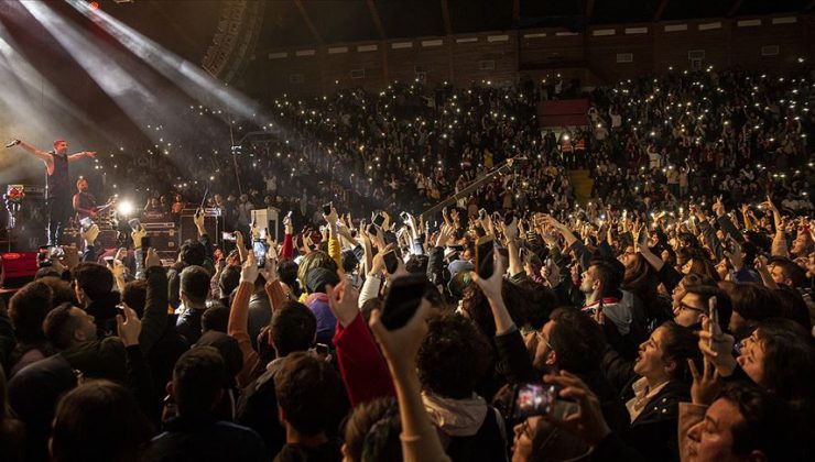 Konserde facia: Dev ekran dansçıların üzerine düştü