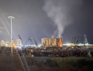 Lübnan’da büyük liman patlamasının sembolü silo, yangın nedeniyle yıkılma riski taşıyor