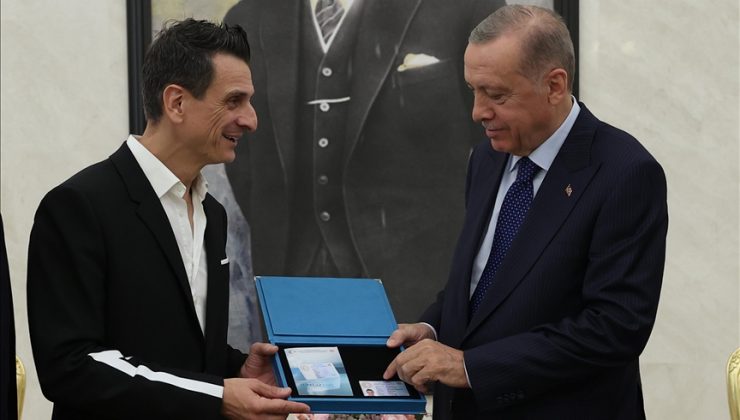 Cumhurbaşkanı Erdoğan, Türkiye A Milli Kadın Voleybol Takımı Antrenörü Guidetti’ye “Turkuaz kart” verdi