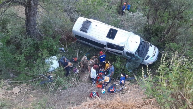 Tunceli’de minibüs devrildi, çok sayıda yaralı var