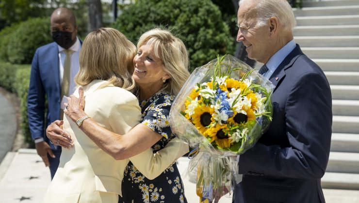 Biden ve eşi, Zelenskiy’nin eşini Beyaz Saray’da çiçeklerle karşıladı