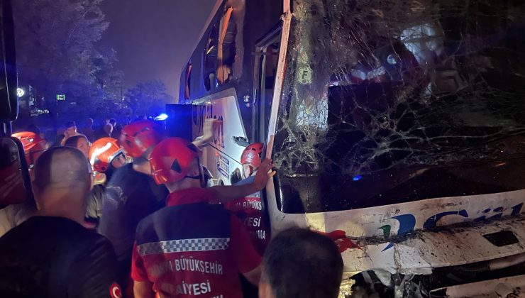 Sakarya’da yolcu otobüsünün tıra çarpması sonucu 25 kişi yaralandı