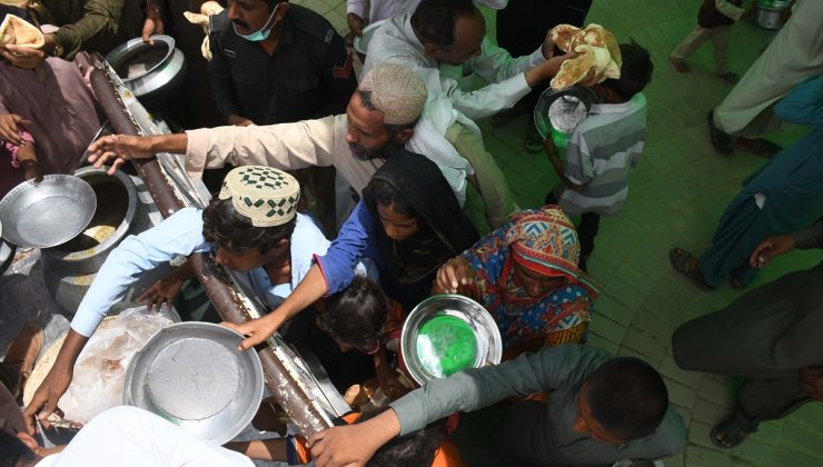 Pakistan’da şiddetli yağışlar sebebiyle ölenlerin sayısı 1033’e çıktı