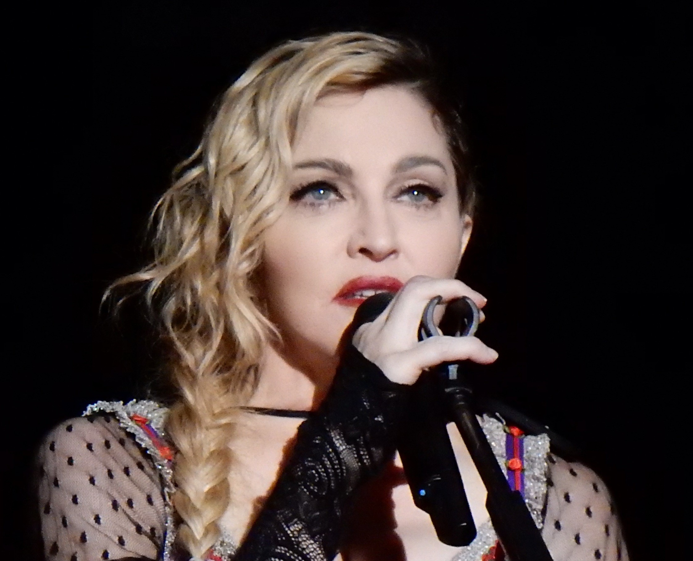 Madonna sahneye geç çıktı, 3 hayranı şikayette bulundu