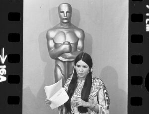 Akademi, Brando’nun Oscar’ını reddetmek üzere sahneye çıkan Littlefeather’dan 50 yıl sonra özür diledi