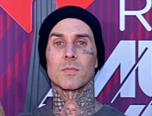 Ünlü davulcu Travis Barker şimdi de Covid-19’a yakalandı