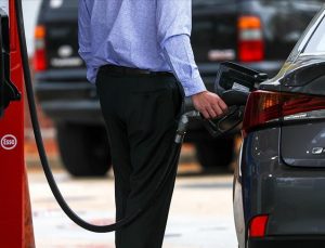 ABD’de benzin fiyatları 5 ayda ilk kez 4 doların altına düştü