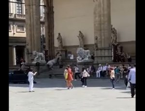 Kızgın at, tarihi Signoria Meydanı’nı birbirine kattı