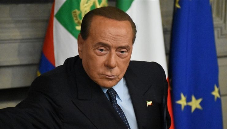 Berlusconi bir kez daha hastaneye kaldırıldı