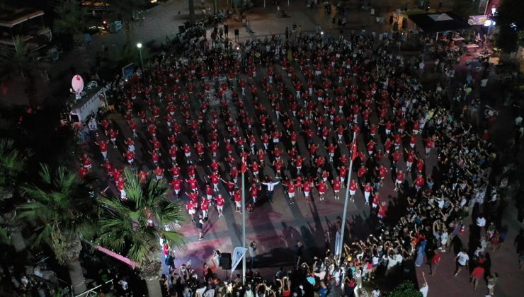 Bodrum’da 300’den fazla kişi aynı anda zeybek oynadı