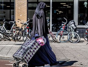Hollanda’da Müslüman kadınlara şiddet vakaları arttı