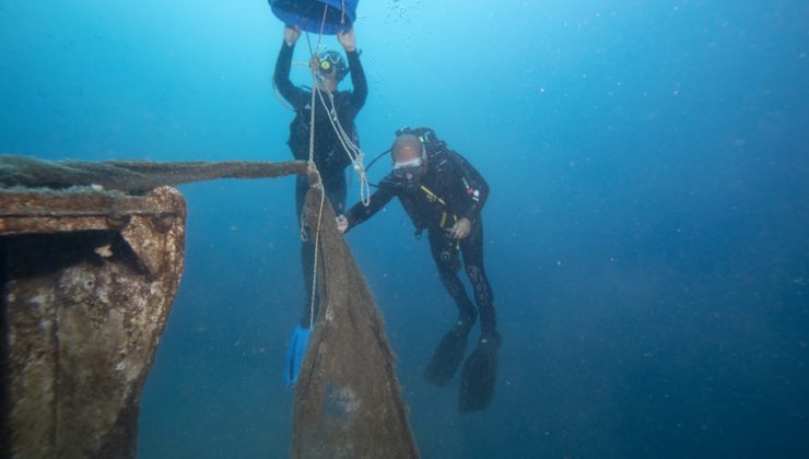 İzmirli dalgıçlar vira bismillah öncesi hayalet ağ temizledi