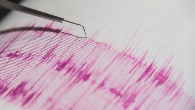 Endonezya’da 5,7 büyüklüğünde depremle sallandı