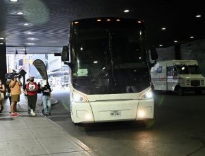 Adams’tan Teksas’tan sığınmacı taşıyan otobüs şirketlerine dava