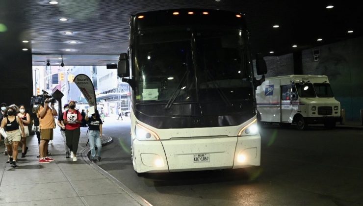 Adams’tan Teksas’tan sığınmacı taşıyan otobüs şirketlerine dava