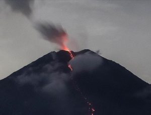 İzlanda’nın güneybatısında yanardağ patladı