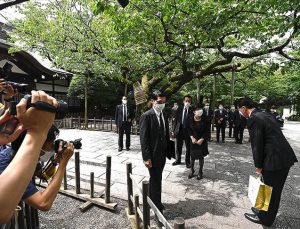 Japon bakanlardan tartışmalı tapınağa ziyaret