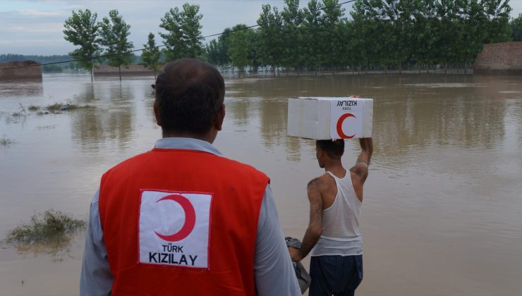 Türk Kızılaydan Pakistanlı selzedelere yardım