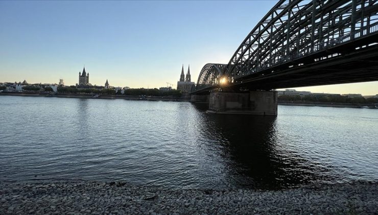 Aşırı sıcaklar Almanya’nın Ren Nehri’ni kurutuyor