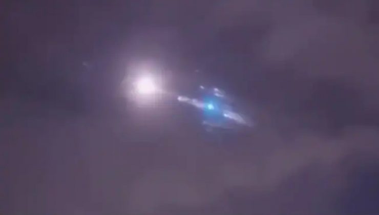 Meteor yağmuru sanılan Çin’e ait roketin enkaz videoları viral oldu