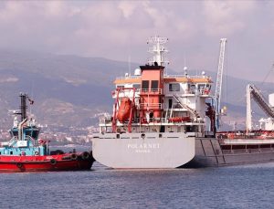 Ukrayna’dan gelen mısır yüklü gemi ‘Polarnet’ Derince Limanı’na ulaştı