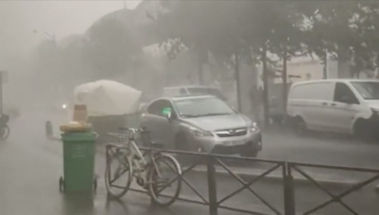 Fransa’nın başkenti Paris’te şiddetli yağış ve fırtına etkili oldu