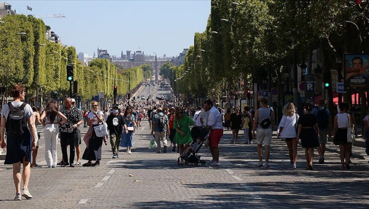 Paris’in her ayın ilk pazarı trafiğe kapatılan alanları yürüyüşseverleri memnun etti