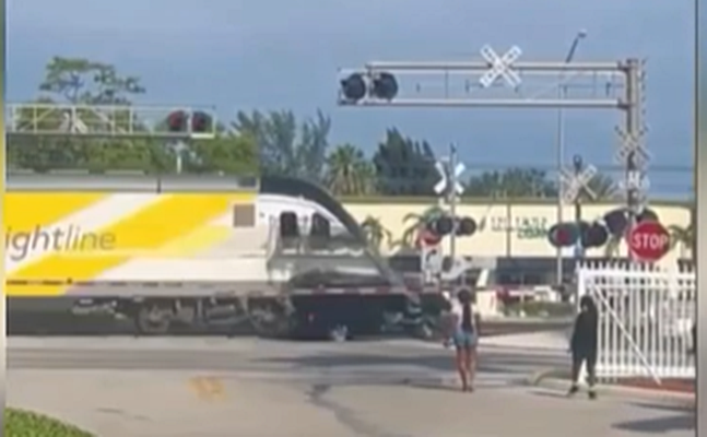 Brightline Treni Miami’de bir SUV’a çarptı