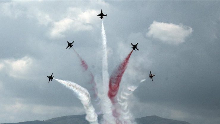 Türk Yıldızları Afyonkarahisar’da gösteri uçuşu yaptı