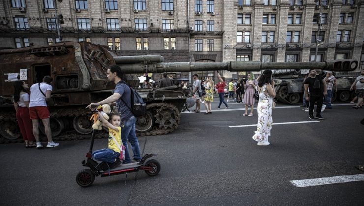 Ukrayna tarafından ele geçirilen Rus askeri zırhlıları Kiev’de sergileniyor