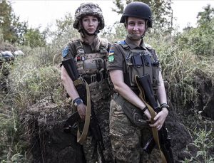 Ukrayna’da kadın askerler de ön cephede savaşıyor